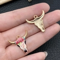 Stier-bedeltjes in goudkleur en bloemen-emaille voor het maken van DIY-sieraden - Roze Emaille Florale Stierenkop (19497)