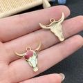 Boheemse stierenschedel hanger met rozenpatroon en gouden afwerking voor DIY-sieraden - Rode Emaille Roos Stierenkop (19498)