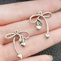 Ciondolo vintage in argento con fiocco e cuore ciliegia per gioielli e portachiavi - Stile Fiocco Cuore Argento Antico (19434)