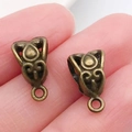 Conector de colgante floral en bronce para creación de joyas DIY en la punta de los dedos - Enganche Triple Bronce Antiguo (20666)