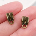 Conector de colgante en bronce antiguo con textura estriada para bisutería DIY - Enganche Triple Bronce Antiguo (20668)