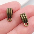 Cuentas de fianza de aleación de bronce antiguo con líneas grabadas sobre un dedo - Enganche Triple Bronce Antiguo (20669)