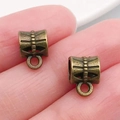 Cuentas de aleación de bronce antiguo con relieve y anillo para creación de joyería DIY - Enganche Triple Bronce Antiguo (20670)