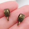 Conector de colgante de bronce antiguo para joyas DIY con diseño decorativo en relieve - Enganche Triple Bronce Antiguo (20672)
