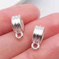 Fornitura para colgante plateada con textura estriada para la creación de joyas y collares - Enganche Triple Plata Brillante (20674)