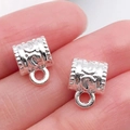 Colgante cilíndrico plateado con relieve ornamentado y aro para creación de joyas DIY - Enganche Triple Plata Brillante (20676)