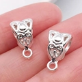 Conectores de aleación plateada para pulseras DIY mostrados sobre las yemas de dedos - Enganche Triple Plata Brillante (20677)
