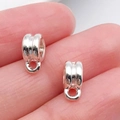 Cuentas de plata para hacer joyas DIY, mostradas en los dedos por el tamaño - Enganche Triple Plata Brillante (20679)