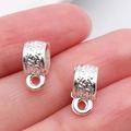 Cuentas de metal plateado con patrones en relieve para hacer joyas y pulseras DIY - Enganche Triple Plata Brillante (20681)