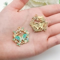 Schmuckanhänger-Set mit Emaille-Schmetterling und goldenem Schmetterling in der Hand - Grüner Schmetterling Kranz-Stil (19612)