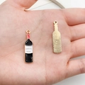 Ciondolo a forma di bottiglia di vino rosso in lega smaltata tenuto in una mano - Bottiglia di Vino Smaltata (13526) / Nero