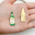 Ciondolo a forma di bottiglia di birra in lega con smalto verde e retro dorato - Bottiglia di Birra Smaltata (19608) / Verde
