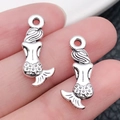 Par de pequeños colgantes de sirena plateados para joyería DIY con escamas detalladas - Sirena Océano Plata Antigua (8213)