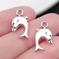 Par de colgantes de delfín de aleación plateada para joyas DIY mostrados para tamaño - Delfín Océano Plata Antigua (11187)