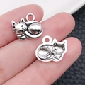 Set de dos colgantes de gato plateados vintage en una postura para dormir acurrucada - Gato acurrucado (6120) / 1 pieza (13x15mm) / Plata antigua