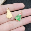 Pendentifs sapin de Noël en alliage émaillé vert avec flocons de neige et bonnet rouge - Sapin de Noël avec Bonnet (19686)