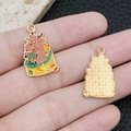 Pendentif de Noël en émail avec un personnage de dessin animé dans un sac cadeau - Renne avec Cadeau (19687)