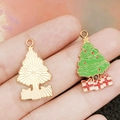 Colgante de árbol de Navidad esmaltado verde con detalle de regalo sobre metal dorado - Árbol de Regalo de Navidad Verde (19569)