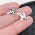 Colgantes detallados de abeja y polilla en plata antigua para creación de joyas DIY - 1 Pc Abeja Plata Antigua 16x13mm (2390)