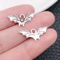 Colgante de murciélago plateado grabado para fabricación de joyas de Halloween - Murciélago con alas (15161) / 1 Unidad (21x9mm) / Plata antigua