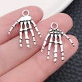 Par de colgantes de mano de esqueleto de plata antigua para joyería DIY y manualidades - Mano de Esqueleto (16966) / 1 pieza (12x16mm) / Plata antigua