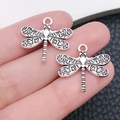Colgante de libélula de plata vintage con alas huecas para joyería artesanal - 1 Pc Libélula Plata Antigua 21x20mm (10421)