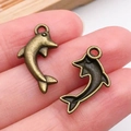 Colgante de delfín en bronce antiguo para joyería DIY mostrado en la punta del dedo - Delfín Océano Bronce Antiguo (20725)
