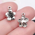 Retro zilveren legering bloem hanger met vintage afwerking voor DIY sieraden maken - Antiek Zilver Pruimenbloesem (9x13mm)