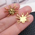 Colgantes de araña dorados para joyería con detalles realistas y un aro para colgar - Araña de Halloween (20084) / 1 pieza (19x14mm) / Oro antiguo