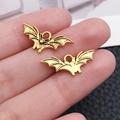 Colgantes de murciélago en oro antiguo para joyas con alas detalladas y anillos superiores - Murciélago de Halloween (20085) / 1 Unidad (21x9mm) / Oro antiguo