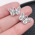 Par de colgantes de mariposa plateados para joyería DIY con textura de espiral - Estilo Mariposa Plata Antigua (17317) / 15.5x10mm