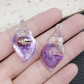 Pendentif coquillage en résine lumineuse avec paillettes violettes pour bijoux DIY - 39x19mm / Forme d'Escargot de Mer Violet (18955)