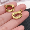 Colgantes de colmillos de vampiro dorados para creación de joyas DIY de Halloween - Estilo de Dientes de Vampiro (20087) / 1 Pieza (17x12mm) / Oro antiguo