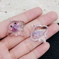 Pendentif méduse lumineux avec fleurs violettes et feuilles d'or pour porte-clés - 31x29mm / Forme de Raie Violette (18964)