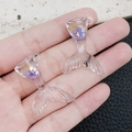 Vue de deux pendentifs en résine queue de poisson avec paillettes violettes et étoiles - 38x26mm / Forme de Queue de Sirène Violette (18968)