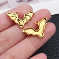 Colgante de murciélago dorado con detalles de alas y bandeja trasera para bisutería - Estilo de Murciélago (20095) / 1 Pieza (23x14mm) / Oro antiguo