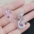 Breloques hippocampe violettes lumineuses en résine pailletée pour porte-clés DIY - 34x22mm / Forme d'Hippocampe Violet (19769)