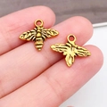 Colgante de abeja de aleación de oro antiguo para joyería DIY con detalles de alas - Estilo Abeja Oro Antiguo (20169) / 15.5x13mm