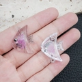Pendentifs poissons tropicaux en résine violette pailletée avec trou pour bijoux DIY - 29x22mm / Forme de Petit Poisson Violet (19770)