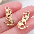 Colgante de sirena dorado de aleación para joyería DIY sostenido en la mano - Sirena de Océano de Oro KC (20704)