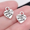 Zilveren hartvormige bedel met Made With Love gravure voor DIY sieraden maken - Antiek Zilver Made With Love Hart (B275)