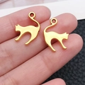 Colgantes de gato dorados de metal para joyería DIY mostrados en una vista manual - Estilo de Gato (20596) / 1 pieza (19x14mm) / Oro antiguo