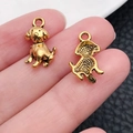 Goldener Hundeanhänger für DIY Schmuckherstellung in der Hand zur Größenansicht - Antikgold Sitzender Hund (20552)