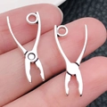 Colgante de aleación con forma de alicates en plata antigua para joyería DIY - Alicates de Plata Antigua (8527)