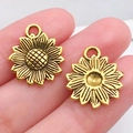 Gouden zonnebloem hanger van legering met gelaagde bloembladen en gedetailleerd hart - Antique Gold Sunflower (18x15mm)
