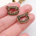 Par de colgantes de metal de colmillos de bronce antiguo para joyas de Halloween DIY - Estilo de Dientes de Vampiro (6724) / 1 Pieza (14x17mm) / Bronce Antiguo