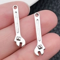Colgante de aleación de plata en forma de llave para collares DIY y llaveros de moda - Llave Inglesa de Plata Antigua (11184)