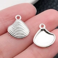 Colgante de concha plateada para creación de joyas DIY sostenido en la mano - Concha Océano Plata Brillante (20684)