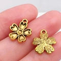 Gouden bloem hanger van legering met details van voor- en achterkant op de vinger - Antique Gold Flower (14x12mm)