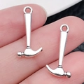 Colgantes de martillo de aleación de plata para joyas DIY, mostrados en la punta del dedo - Martillo de Plata Antigua (11212)